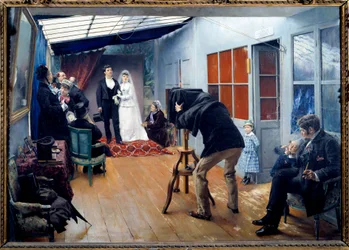 Esküvő a fotóssal 1879-ben. Pár fiatal menyasszony pózol a fotós stúdióban. Pascal Adolphe Jean Dagnan-Bouveret (1852-1929) festménye 1879 V. 0,85x1,22 m Lyon, musee des Beaux Arts - Esküvő a fotós stúdiójában