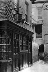 A Mitre taverna, London, 1926-1927.