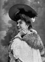 Jeanne Thomassin francia komikus, mint Suzanne Radiguet a Les trois Anabaptistes című darabban Párizsban, fotó a Le Theatre című francia lapból, 1904. október