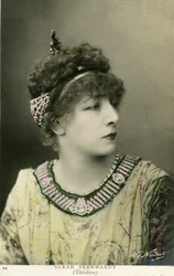 Henriette Rosine Bernard, más néven Sarah Bernhardt (1844-1923), mint „Théodora”, Victorien Sardou játéka, 1884-ben (fotó)