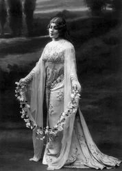 Marguerite Carre Melisande szerepében ClaudeDebussy Pelleas és Melisande című operájában 1911-ben, fotó: Paul Nadar
