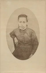 Hisztéria, normál megjelenés, Bourneville és P. Regnard „Iconographie Photographique de La Salpetriere” illusztrációja, I. tábla, Párizs, 1876 (albumnyomat)