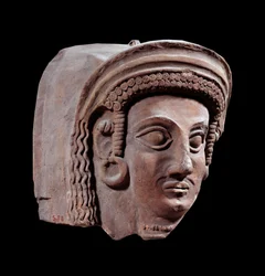 Perzsa művészet: a görög föníciai szarkofág töredéke. A teknős nekropoliszából (Kr. e. 4. század) Párizs, a Louvre Múzeum