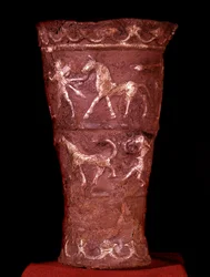 Perzsa művészet: Hassanlu arannyal kirakott ezüstkupa, Kr.e. 9. század. Csatajelenetek fent, alul vadászjelenetek. Teherán, Régészeti Múzeum.
