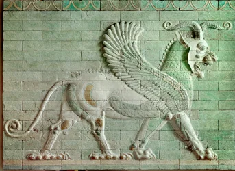 A perzsa akhaimenida kor, Irán: griffet ábrázoló, mázas téglából készült lapos dombormű. I. Dareiosz (Kr. e. 550-486), Perzsia királyának szúszai palotájából. Kr. e. 510. Párizs, Louvre Múzeum