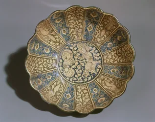 Fehér fajansztál fekete és kék alámázfestéssel, mongol alakokkal