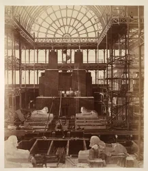 Előkészületek az Abu Simbel-kolosszusok felállításához, a Crystal Palace-hoz, a "Fényképi kilátások a Kristálypalota fejlődéséről, Sydenham" c.