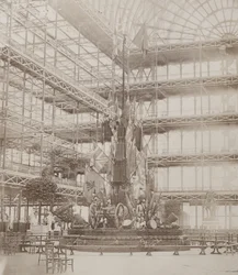 A „Les Guides” látogatása alkalmával felállított katonai trófeát a „Photographic Views of the Progress of the Crystal Palace, Sydenham” című kiadványban nyomtatták ki.