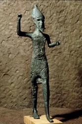 Fönícia: egy istent ábrázoló bronzfigura. A tengerben találták a szicíliai Selinunte (Selinonte) közelében. Kr. e. 14.-13. század. Palermo, Museo Archeologico Nazionale