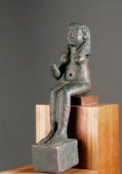 Föníciai művészet: Astarté istenség ábrázolása. Bronzszobor a Kr. e. 7. századból. A spanyolországi Carambolo szentélyéből. Mérete: 16 cm. Sevilla, Régészeti Múzeum