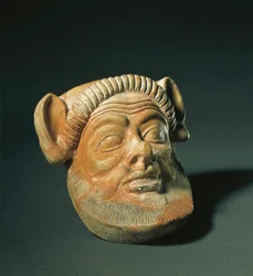 Föníciai művészet: faunát ábrázoló terrakotta maszk. Ibizáról, Spanyolországból. Kr.e. 3. század. Madrid, Nemzeti Régészeti Múzeum
