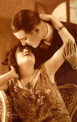 1920-as évek francia pár ölelése