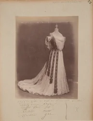 Albumoldal: House of Worth, Ball Gown