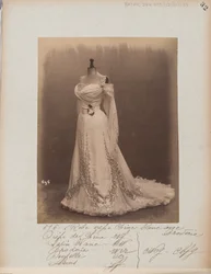 Albumoldal: House of Worth, Ball Gown