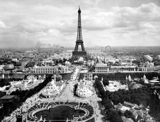 Kilátás a Champs de Mars-ra és az Eiffel-toronyra, Párizsi Világkiállítás