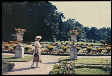 Nő sétál a Bagatelle kertjében, Párizs, 1920 körül (fotó)