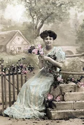 Nő virágfüzérrel, képeslap, c. 1900 (kézzel színezett fotó)
