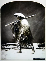 Japán portás téli ruhában, 1900 körül (színes fotó)