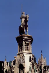 Cansignorio della Scala lovas szobra, Cansignorio della Scala sírja, Bonino da Campione (1325-1397) alkotása, Scaliger sírok, Verona, Veneto, Olaszország