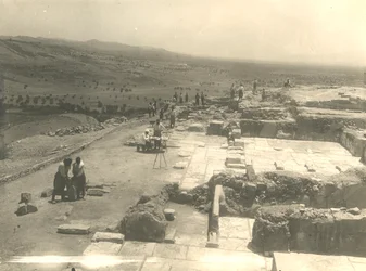 Látkép a Phaistos palota ásatásairól, olasz régészeti misszió, Luigi Pernier és Federico Halbherr vezetésével, Kréta, Görögország