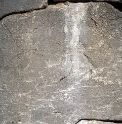 Feliratos fal az Apollo-templom közelében, Delphiben (az Unesco világörökségi listája