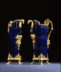 Két kancsó, 1767 körül (porcelán bronz díszítéssel)
