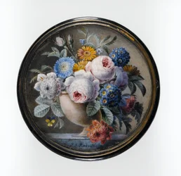 Teknősbékahéj doboz miniatűr virágokkal kővázában, márványlapon, 1827 (wc és testszín a kártyán, üveg alatt, aranyozott fém tartóban)
