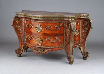 Komód, 1760-75 körül (rózsafa és aranyozott bronz)