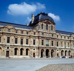 Építészet: kilátás a Louvre négyzetes udvarára. Megvalósította Pierre Lescot (1515-1578)