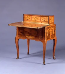 Átmeneti asztal a la Bourgogne (ormolu függesztett tulipánfa és intarzia) (lásd még: 463011, 463013 és 463014)