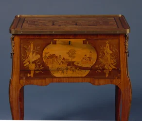 Átmeneti asztal a la Bourgogne, részlet (ormolu függesztett tulipánfa és intarzia) (lásd még: 463012, 463013 és 463014)