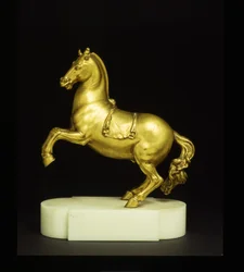 Tenyészló (aranyozott bronz)