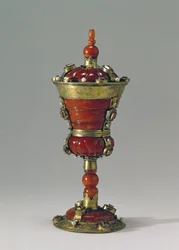 Borostyán csésze (borostyán, aranyozott ezüst és gyöngy)