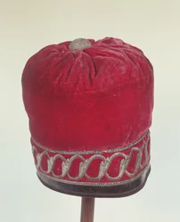 Ortodox templomsapka, amelyet állítólag Napóleon (1769-1821) hordott, amikor 1812-ben átkelt a Berezyna folyón (bársony bőr- és ezüstszállal)