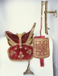 Felvonulási nyereg (textil, ezüst és drágakövek)
