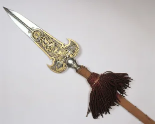 XIV. Lajos francia király (1638-1715) gárdájának lándzsája (acél és arany fába foglalva)