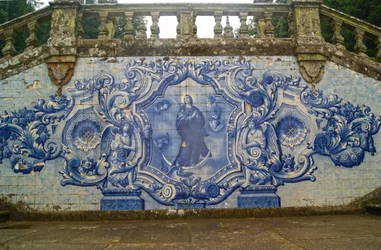 Dísztábla, amelyen Szűz Mária a kígyót összezúzva látható, Lamego, Portugália. 1738