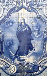 Részlet egy dekoratív panelről, amelyen Szűz Mária a kígyót összezúzva látható, Lamego, Portugália. 1738