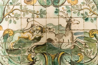 Majolika csempék, amelyek kutyákat ábrázolnak, akik egy szarvast kergetnek a Vadászszobából a Palacio da Praia-ban, Belem, 1680 körül (kerámia)