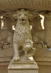 Mitikus szarvú Oroszlán Atlantisz egy szökőkút tövében, Quinta da Regalia; Sintra; Portugália 1915 körül (kő)
