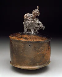 Fedős tál pekázó férfival, 250-550 (kerámia)