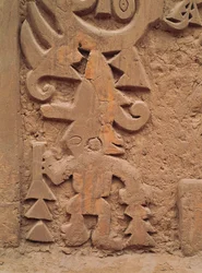 Részlet a domborművekről a Huaca el Dragon templomon (kő)