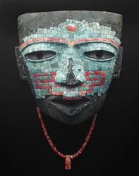 Türkiz- és vöröskagyló-mozaikkal borított halotti maszk. Teotihuacanból, Mexikóvárosból származó lelet. Teotihuacani civilizáció - prekolumbiai művészet: a Teotihuacan III civilizációból (i. sz. 300-650) származó türkizből és rózsaszín kövekből készült