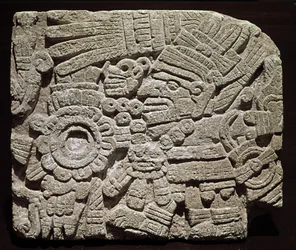 Prekolumbián művészet, mixték civilizáció: gazdagon öltözött alakot ábrázoló faragott mellpajzs - Oaxacából, Mexikóból. Nemzeti Antropológiai Múzeum, Mexikóváros, Mexikó