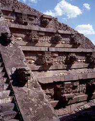 Kolumbiai előtti civilizáció: Teotihuacan (Kr. e. 300-600) helyének képe: Quetzalcoatl vagy a Tollas Kígyó temploma. Mexikó