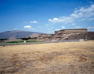 Kolumbiai előtti civilizáció: Teotihuacan (Kr. e. 300-600) helyének képe: a Nap temploma (vagy piramisa). Mexikó