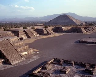 Kolumbiai előtti civilizáció: Teotihuacan (Kr. e. 300-600) helyének képe: a Nap temploma (vagy piramisa). Mexikó