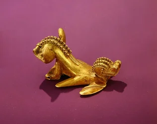 Kétfejű állatot ábrázoló Tairona medál, Kr.u. 7-8. század (arany)
