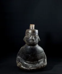 Antropomorf váza fogantyúval / Peru, Mochica kultúra (terrakotta)