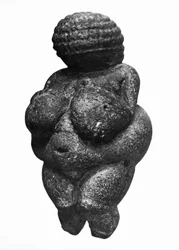 Willendorfi Vénusz, női figura oldalnézete, Gravetti kultúra, Felső paleolit korszak, Kr.e. 30000-18000 (vörös okkerrel színezett oolitos mészkő)